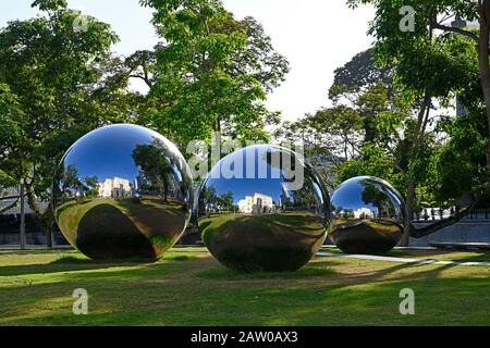 singapour, singapour - 2020.01.25: le musée des civilisations asiatiques (bâtiment empress place) reflété par la sculpture de boules de miroir par baet yeok kuan Banque D'Images