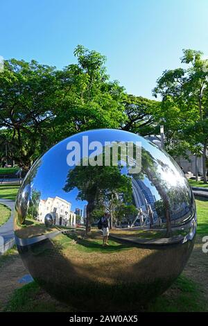 singapour, singapour - 2020.01.25: le musée des civilisations asiatiques (bâtiment empress place), le pont cavenagh et le quartier central des affaires (cbd) se réfute Banque D'Images