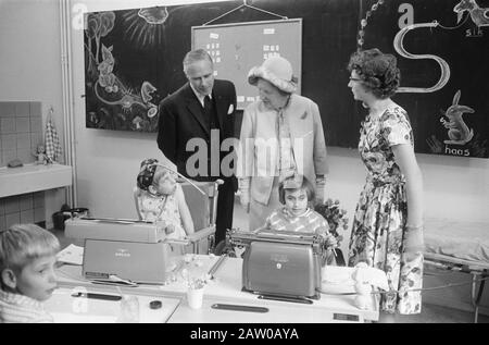 Queen Juliana visite d'un enfant de Beverly Hills (éducation) Date : 2 juillet 1962 mots clés : enfants, reines, hôpitaux Nom De La Personne : Juliana, reine Banque D'Images