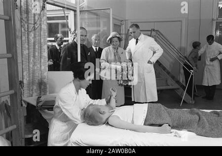 Queen Juliana visite d'un enfant de Beverly Hills; sa Majesté et M. Van Swol chez les patients Date : 2 juillet 1962 mots clés : enfants, reines, hôpitaux Nom De La Personne : Juliana (Reine Pays-Bas) Banque D'Images