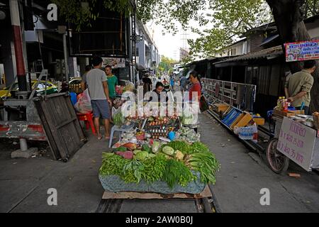 Bangkok, thaïlande - 2020.01.30: Un magasin de crocerie mobile sur un véhicule ferroviaire auto-fabriqué sur une voie ferroviaire abandonnée près de Sukhumvit soi 1 dans la ville c Banque D'Images