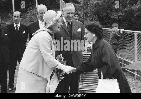 Queen Juliana visite d'un enfant de Beverly Hills Date : 2 juillet 1962 mots clés : enfants, reines, hôpitaux Nom De La Personne : Juliana, reine Banque D'Images