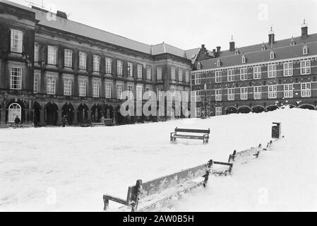 Les pompiers ont Amsterdam à la Haye Binnenhof recouvert d'une couche épaisse de mousse pour protester contre le 3.5 Date: 15 novembre 1983 lieu: Courtyard, La Haye, South Holland mots clés: Actions, officiers, pompiers, salaire et prix Banque D'Images