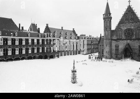 Les pompiers ont Amsterdam à la Haye Binnenhof recouvert d'une couche épaisse de mousse pour protester contre le 3.5 Date: 15 novembre 1983 lieu: Courtyard, La Haye, South Holland mots clés: Actions, officiers, pompiers, salaire et prix Banque D'Images