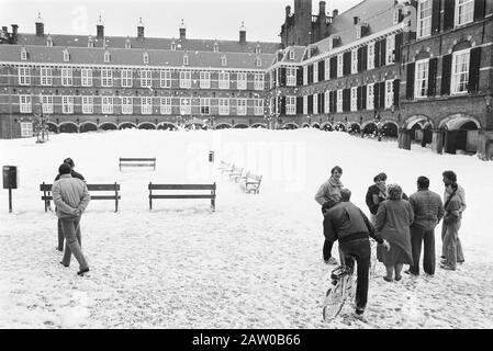 Les pompiers ont Amsterdam à la Haye Binnenhof recouvert d'une couche épaisse de mousse pour protester contre le 3.5 Date: 15 novembre 1983 lieu: Courtyard, La Haye, South Holland mots clés: Actions, officiers, pompiers, salaire et politique des prix, public Banque D'Images