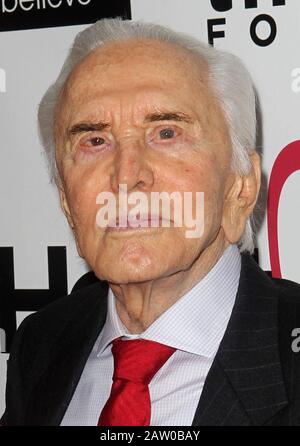 05 Février 2020 - Kirk Douglas, Icône Hollywoodienne Et Spartacus Star, Dies, 103. KIRK Douglas, l'une des premières stars du box office de l'écran argent, est mort. Il était 103. La légende intérimaire, qui avait été en bonne santé depuis avoir souffert d'un AVC en 1996, a survécu par sa femme de 65 ans, Anne Buydens, et ses trois fils: Michael, Joel et Eric. Photo Du Dossier : 10 Mai 2012 - Hollywood, Californie - Kirk Douglas. Le Gala De La Fondation Du Coeur A Eu Lieu À Hollywood Palladium. (Image de crédit : © AdMedia via ZUMA Wire) Banque D'Images