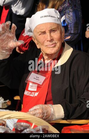 05 Février 2020 - Kirk Douglas, Icône Hollywoodienne Et Spartacus Star, Dies, 103. KIRK Douglas, l'une des premières stars du box office de l'écran argent, est mort. Il était 103. La légende intérimaire, qui avait été en bonne santé depuis avoir souffert d'un AVC en 1996, a survécu par sa femme de 65 ans, Anne Buydens, et ses trois fils: Michael, Joel et Eric. Photo Du Dossier : 21 Novembre 2012 - Los Angeles, Californie - Kirk Douglas. Dîner de Thanksgiving de la mission de Los Angeles 2012 tenu à LA Mission. (Image de crédit : © AdMedia via ZUMA Wire) Banque D'Images