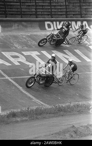 Stam (ci-dessus) avec stimulateur Stakenburg (No 2), 5 Nico Leg Date: 1 août 1973 mots clés: Championnats, stades , cyclisme Nom De La Personne: Jambe, Nico, tribu, Cees Banque D'Images