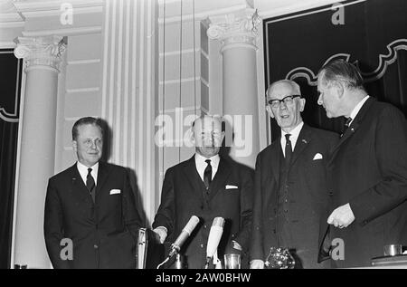 Comité national des Pays-Bas, quatre membres du Comité, M. L. Moulin G. Sluizer, M. B. A.... Groningue et H. Brugman. Date: 3 Février 1967 Mots Clés: Comités, Membres Personne Nom: Prof. Dr. B.a. Groningen, Sluizer George Banque D'Images