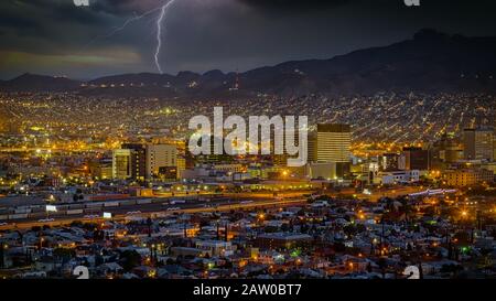 Une frappe éclair au Mexique, telle qu'elle est vue d'El Paso, Texas. Banque D'Images