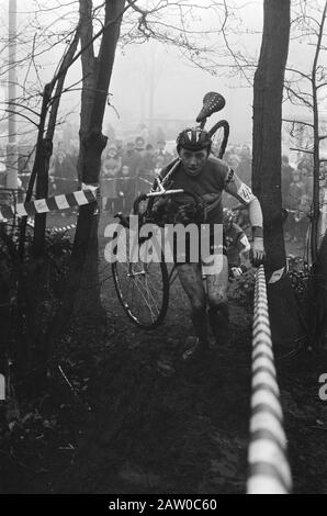 Championnat national cyclo cross Nieuwkoop; Snoeijink vers le championnat, gauche Tribe Cutters qui a terminé deuxième Date: 8 janvier 1978 mots clés: Cyclisme CROSS Person Nom: Snoeyink, Herman Banque D'Images