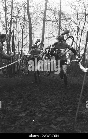 Championnat national cyclo cross Nieuwkoop; Snoeijink vers le championnat, gauche Tribe Cutters qui a terminé deuxième Date: 8 janvier 1978 lieu: Nieuwkoop mots clés: Sport, cyclo cross, vélo Personne Nom: Snoeijink Herman, Chef Cutters Henny Banque D'Images