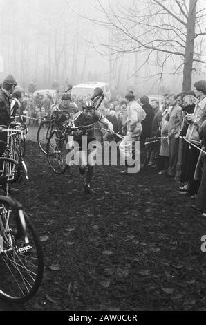Championnat national cyclo cross Nieuwkoop; Stamsnijder for Snoeijink (le gagnant éventuel) Date: 8 janvier 1978 lieu: Nieuwkoop mots clés: Sport, cyclisme Nom De La Personne: Snoeijink Herman, Chef Cutters Henny Banque D'Images