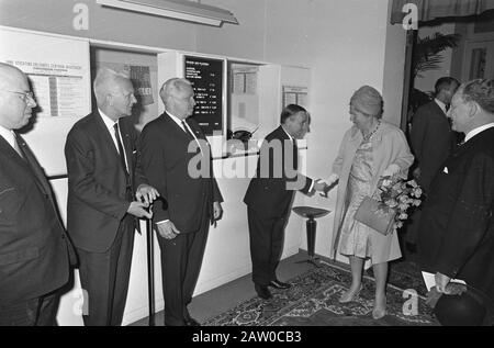 La reine Juliana visite le théâtre d'arrivée de Maastricht Annotation: Complètement à gauche Louis Beel (vice-président du Conseil d'État), 3ème du président de chambre gauche Frans-Jozef van Thiel. La reine Juliana se réveille avec le Premier ministre Piet de Jong. Commissaire Royal. Charles van Rooy Date: 11 mai 1967 lieu: Maastricht mots clés: Arrivées et départs, visites, commissaires de la reine, reines, premiers ministres, théâtres Nom De La Personne: Beel, L.J.M., Young, P.J.S. The Juliana (Queen Netherlands) Rooy, Ch.J., M.A. Thiel, F.J.F.M. de Banque D'Images