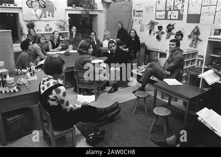 Soirée nationale des parents dans les écoles primaires et les maternelles aux Pays-Bas; Parents d'enfants assis sur des sièges pour bébé en classe, Amsterdam Date: 5 novembre 1970 lieu: Amsterdam, Noord-Holland mots clés: Écoles maternelles, PARENTS Banque D'Images