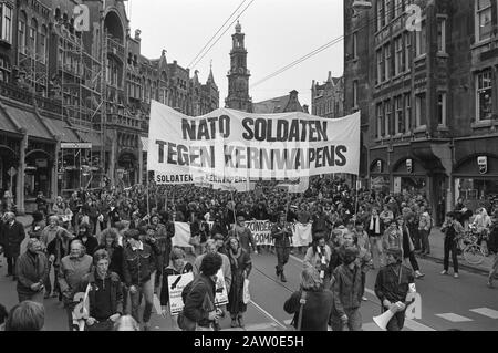 La marche de la paix à Amsterdam par environ 350 000 personnes contre les armes nucléaires soldats De L'Otan contre la bannière d'armes nucléaires dans Hall Street, en arrière-plan The Wester Date: 21 novembre 1981 lieu: Amsterdam, North Holland mots clés: Bannières, manifestations de la paix Nom de l'institution: Wester Banque D'Images