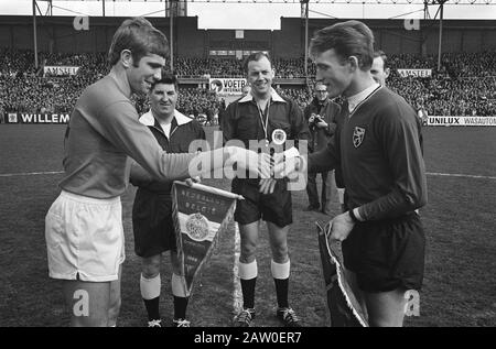 Pays-Bas contre la Belgique 1-2. The Toss, Left Eijk Pants, Right Himst Middle Referee J. Paterson (Scotland) Date : 7 avril 1968 lieu : Amsterdam, Noord-Holland mots clés : matchs internationaux, arbitres, sports, football Nom De La Personne : Eijk Pants, Himst of, Paterson J Banque D'Images