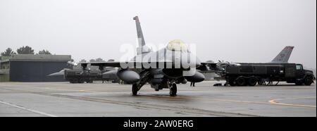 Un F16 Fighting Falcon avec le 480ème Escadron expéditionnaire de Fighter, déployé à partir de la base aérienne de Spangdahlem, en Allemagne, est un taxi loin après avoir terminé un ravitaillement en « hot-pit » pendant un déploiement d'entraînement en vol à la base aérienne de Monte Real, au Portugal, le 30 janvier 2020. Le ravitaillement en carburant à ciel chaud consiste à gazer l'avion alors que le moteur tourne encore, ce qui permet de réduire la durée pendant laquelle l'avion est au sol lorsque le ravitaillement aérien n'est pas disponible. (ÉTATS-UNIS Photo de la Force aérienne par le Sgt principal. Austin M. May) Banque D'Images