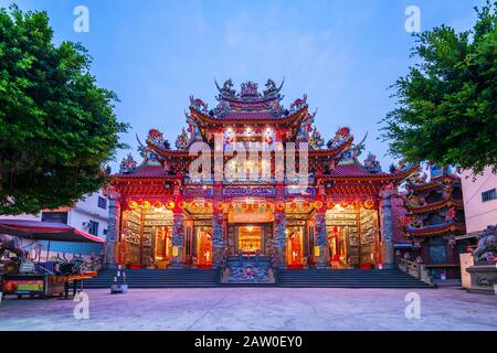 Temple à Dragon et Tiger Lake dans la ville de Kaohsiung, Taiwan. Banque D'Images