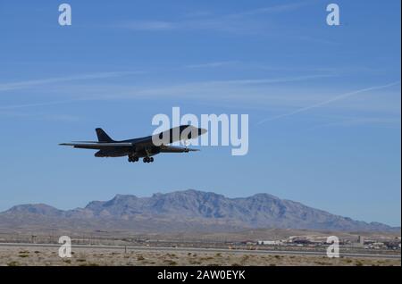 Un B-1 B Dancer étend son train d'atterrissage à son arrivée à la base aérienne Nellis, Nev., avant le drapeau rouge 20-1 le 23 janvier 2020. Le bombardier affecté au 37ème Escadron de bombes de la base aérienne d'Ellsworth, S.D., participe à un exercice d'entraînement au combat multinational, le Drapeau rouge. L'exercice offre aux unités une expérience de formation réaliste en utilisant diverses capacités pour exécuter des missions spécifiques. (ÉTATS-UNIS Photo de la Force aérienne par Airman 1ère classe Christina Bennett) Banque D'Images