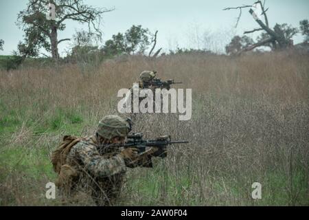 Les marines américaines du 2ème Bataillon, 1ère Marine Regiment, 1ère Marine Division, avancent sur leur cible pour une aire de tir en direct pendant l'exercice Iron Fist 2020 sur Marine corps base Camp Pendleton, Californie, 27 janvier. Iron Fist est un exercice d'entraînement bilatéral annuel entre les forces américaines et japonaises qui permet de combiner leur capacité à mener des opérations d'urgence amphibies et terrestres. (ÉTATS-UNIS Photo du corps marin par lance Cpl. Robert Kuehn) Banque D'Images