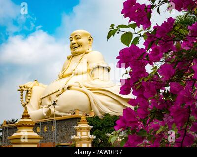 Bouddha Géant À La Pagode Vinh Trang Près De My Tho, Vietnam Banque D'Images