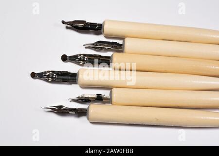 Stylos à encre trempée en bois avec différentes pointes en métal Banque D'Images