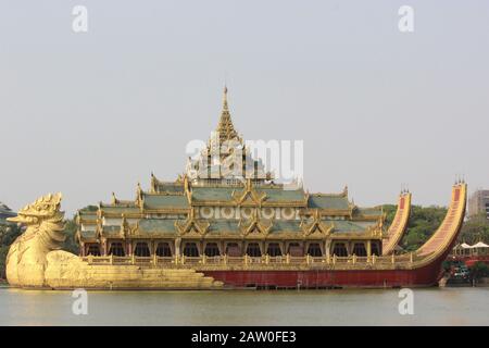 Karaweik Palace sur la rive orientale du lac de Kandawgyi, Yangon Banque D'Images