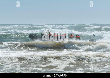 KwaZulu-Natal, Afrique du Sud, bateau, skipper direction CÔTE bateau à moteur en vagues accidentées, les gens, plongée sous-marine Aliwal Shoal, action aventure, sport extrême Banque D'Images