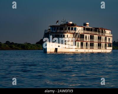 Le bateau touristique le Jahan naviguant sur le Mékong au Cambodge et au Vietnam en Asie du Sud-est Banque D'Images