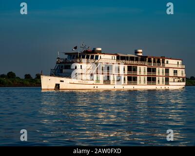 Le bateau touristique le Jahan naviguant sur le Mékong au Cambodge et au Vietnam en Asie du Sud-est Banque D'Images