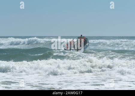 KwaZulu-Natal, Afrique du Sud, sport, gens, plongée sous-marine aventure, groupe de plongeurs sur RIB bateau de moteur, Aliwal shoal, paysage, vagues accidentées, action Banque D'Images