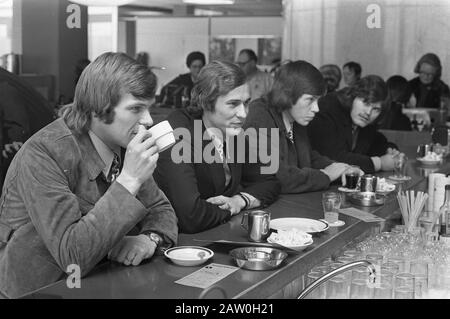 L'équipe néerlandaise part de Schiphol à Athènes pour se rendre à la Grèce, où l'on peut se rendre à l'hôtel Theo De Jong, Van Beveren, Gerrie Mühren Date : 15 Février 1972 Lieu : North-Holland, Schiphol Mots Clés : Sport, Footballeur Nom : Beveren, Jan Van, Young, Theo De, Mühren, Gerrie Banque D'Images