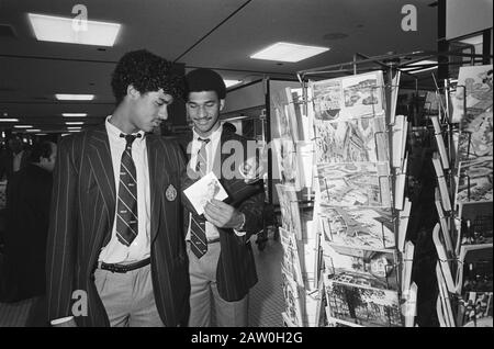 L'équipe néerlandaise part de Schiphol au jeu de vo Ecosse. Rijkaard (l.) Et Gulllit voir des cartes postales Schiphol Date : 22 mars 1982 lieu : Hollande-Nord, Schiphol mots clés : congé, sport, football Nom De La Personne : Gullit, Rijkaard, Frank Banque D'Images