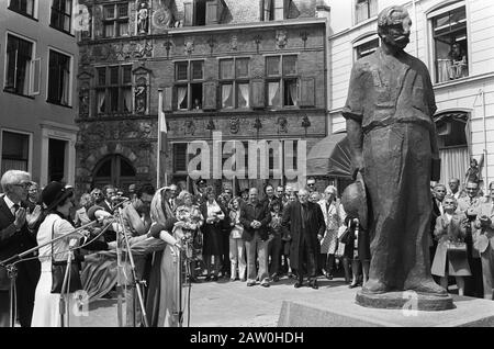 Dévoilement de la statue d'Albert Schweitzer sur le Brink au Deventer; La statue a été faite par Pieter de Monchy description: La petite-fille Christiane Eckert dévoile la statue d'Albert Schweitzer Annotation: L'image est un dessin de Pieter de Monchy Date: 21 mai 1975 lieu: Deventer, Overijssel mots clés: Images, Révélations Nom De La Personne: Eckert, Christiane Schweitzer, Albert Banque D'Images