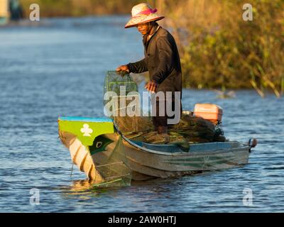 Les habitants de Prek Toal, sur le lac Tonle Sap, vivent dans un village flottant qui passe une grande partie de leur vie sur l'eau dans tout ce qu'ils font Banque D'Images