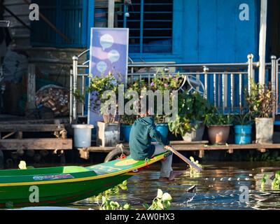 Les habitants de Prek Toal, sur le lac Tonle Sap, vivent dans un village flottant qui passe une grande partie de leur vie sur l'eau dans tout ce qu'ils font Banque D'Images