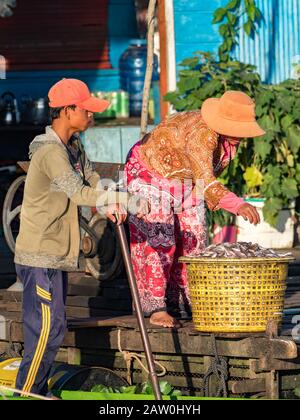 Les habitants de Prek Toal, sur le lac Tonle Sap, vivent dans un village flottant qui passe une grande partie de leur vie sur l'eau dans tout ce qu'ils font Banque D'Images