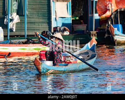 Les habitants de Prek Toal, sur le lac Tonle Sap, vivent dans un village flottant qui passe une grande partie de leur vie sur l'eau dans tout ce qu'ils font Banque D'Images