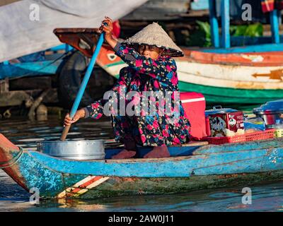 Les habitants de Prek Toal, sur le lac Tonle Sap, vivent dans un village flottant qui passe une grande partie de leur vie sur l'eau dans tout ce qu'ils font Banque D'Images