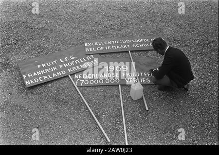 Les producteurs néerlandais protestent contre les politiques du ministre de l'Agriculture Date : 26 mai 1970 mots clés : producteurs de fruits, protestations Banque D'Images