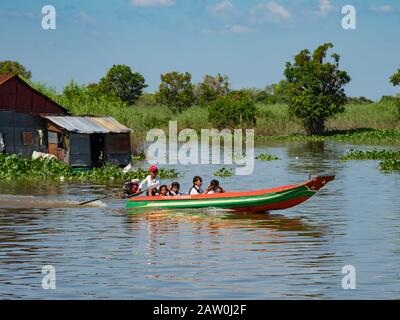 Les habitants de Prek Toal, sur le lac Tonle Sap, vivent dans un village flottant qui passe une grande partie de leur vie sur l'eau dans tout ce qu'ils font Banque D'Images