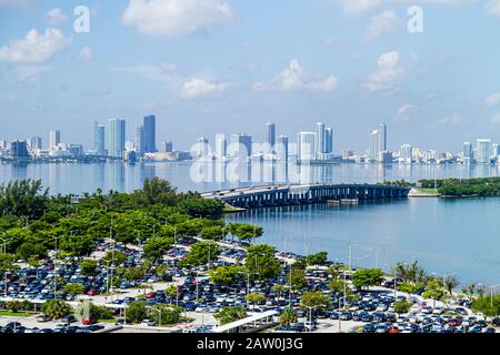 Miami Beach Florida, Biscayne Bay, parking, voitures, Julia Tuttle Causeway, horizon, gratte-ciel gratte-ciel de haute hauteur gratte-ciel bâtiment immeubles condominium résident Banque D'Images
