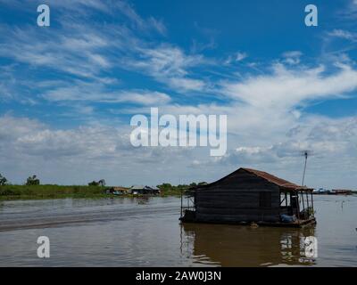 Les habitants de Prek Toal, sur le lac Tonle Sap, vivent dans un village flottant qui passe une grande partie de leur vie sur l'eau dans tout ce qu'ils font Banque D'Images