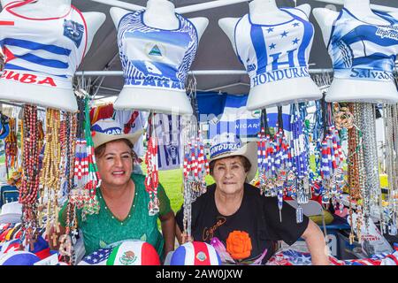 Miami Florida, Arts in the Street, Independence of Central America & Mexico Cultural Integration Day, exposant hispanique, femme femme femme, souvenirs, gif Banque D'Images