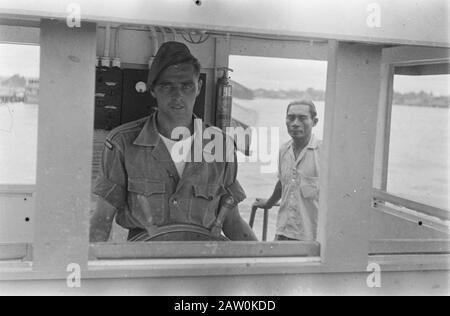 Simpang, Miroe, Gloembang, Praboemoelih soldat néerlandais régiment Stoottroepen derrière la roue dans un poste de pilotage d'un schp avec un homme indonésien (capitaine ?) Annotation: Dans la distance semble un quai à un ferry à voir pour être Date: 24 décembre 1947 lieu: Glumbang, Indonésie, Miru, Antilles Néerlandaises De L'Est, Prabumulih, Sumatra Banque D'Images