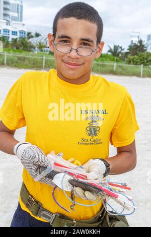 Miami Beach Florida,Coastal Cleanup Day,bénévoles bénévoles bénévoles travailleurs du travail,travail d'équipe travaillant ensemble pour aider à prêter,aider l Banque D'Images