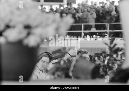La reine Juliana assiste au 50ème anniversaire de l'Association néerlandaise des femmes ménagères la reine Juliana et le maire entre 7500 femmes au foyer Date: 17 avril 1962 mots clés: Queens Nom De La Personne: Juliana, Queen Nom de l'institution: Dutch Association of Housewives Banque D'Images