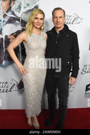 Hollywood, Californie, États-Unis 5 février 2020 l'actrice Rhea Seehorn et l'acteur Bob Odenkirk assistent à la cinquième première saison de « Meilleur appel de Saül » de AMC le 5 février 2020 à ArcLight Cinemas Hollywood à Hollywood, Californie, États-Unis. Photo De Barry King/Alay Live News Banque D'Images