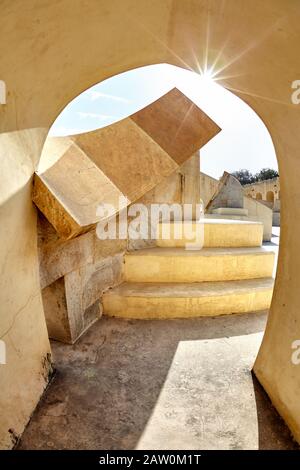 L'observatoire Jantar Mantar complexe au ciel bleu à Jaipur, Rajasthan, Inde Banque D'Images